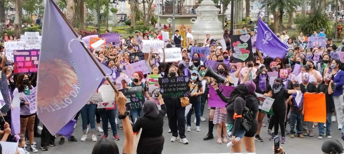Marchan más de 500 mujeres para protestar contra la violencia