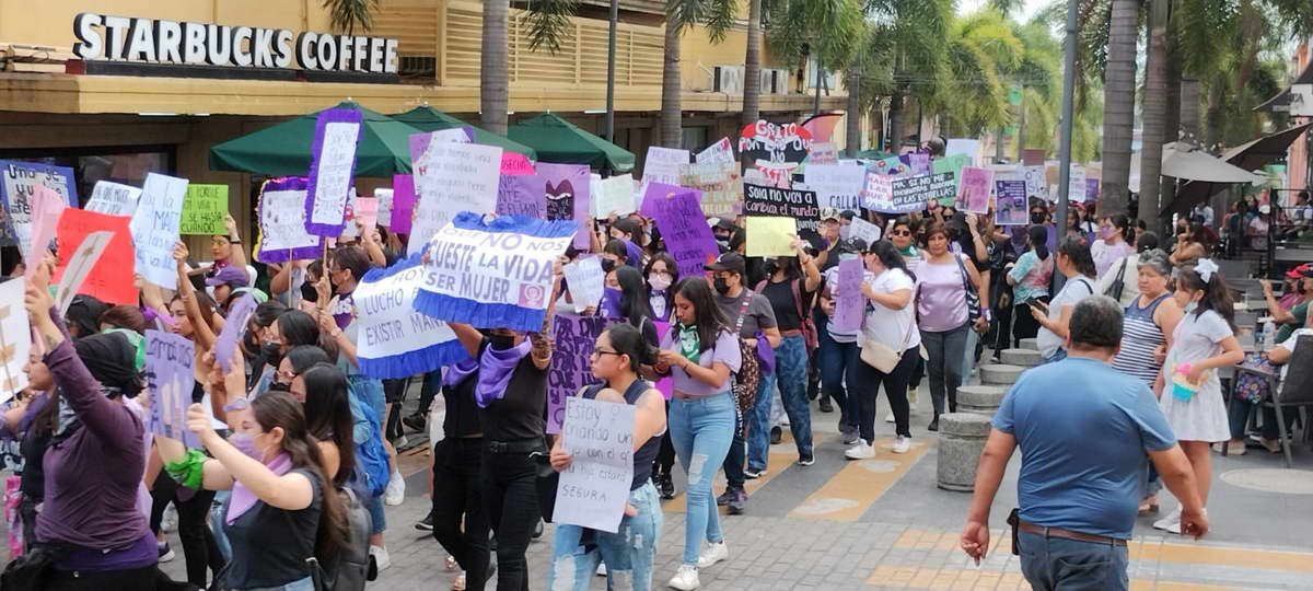 Marchan más de 500 mujeres para protestar contra la violencia