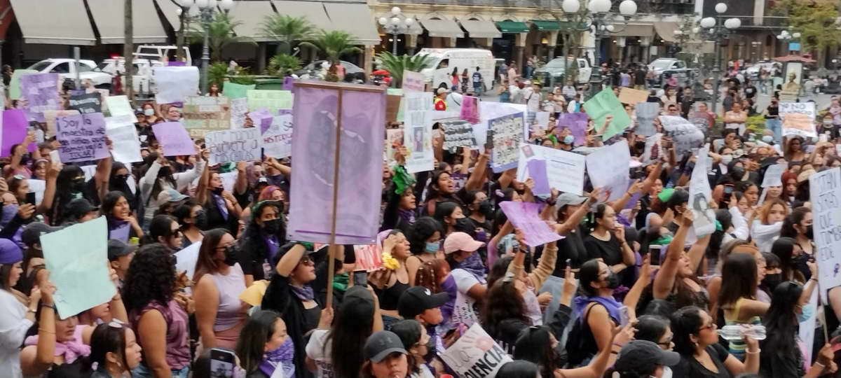 Marchan más de 500 mujeres para protestar contra la violencia