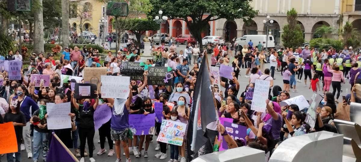 Marchan más de 500 mujeres para protestar contra la violencia