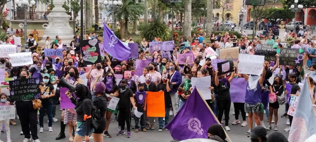 Marchan más de 500 mujeres para protestar contra la violencia