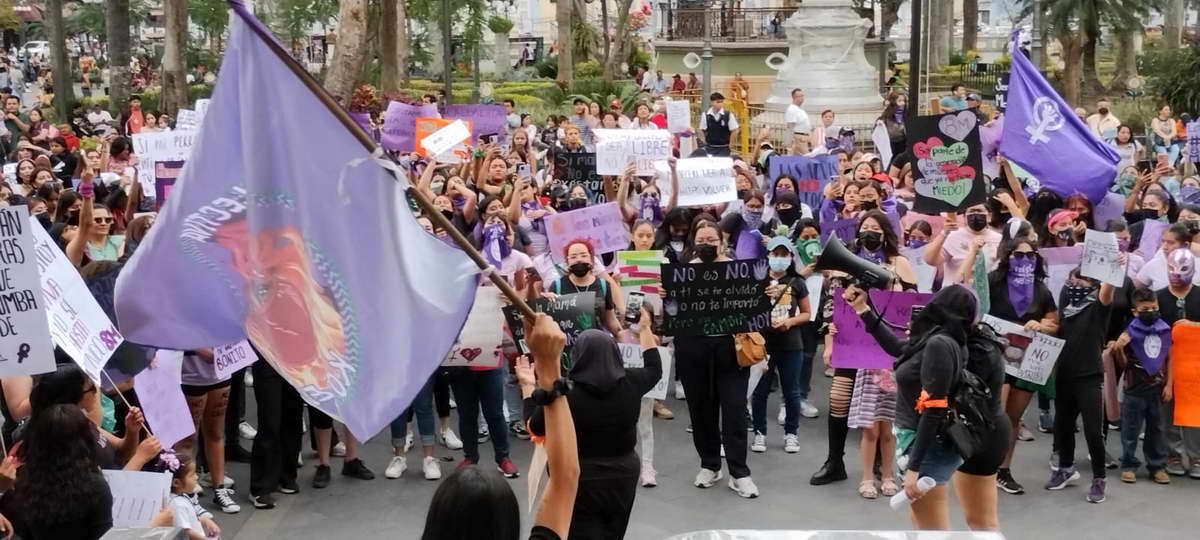 Marchan más de 500 mujeres para protestar contra la violencia