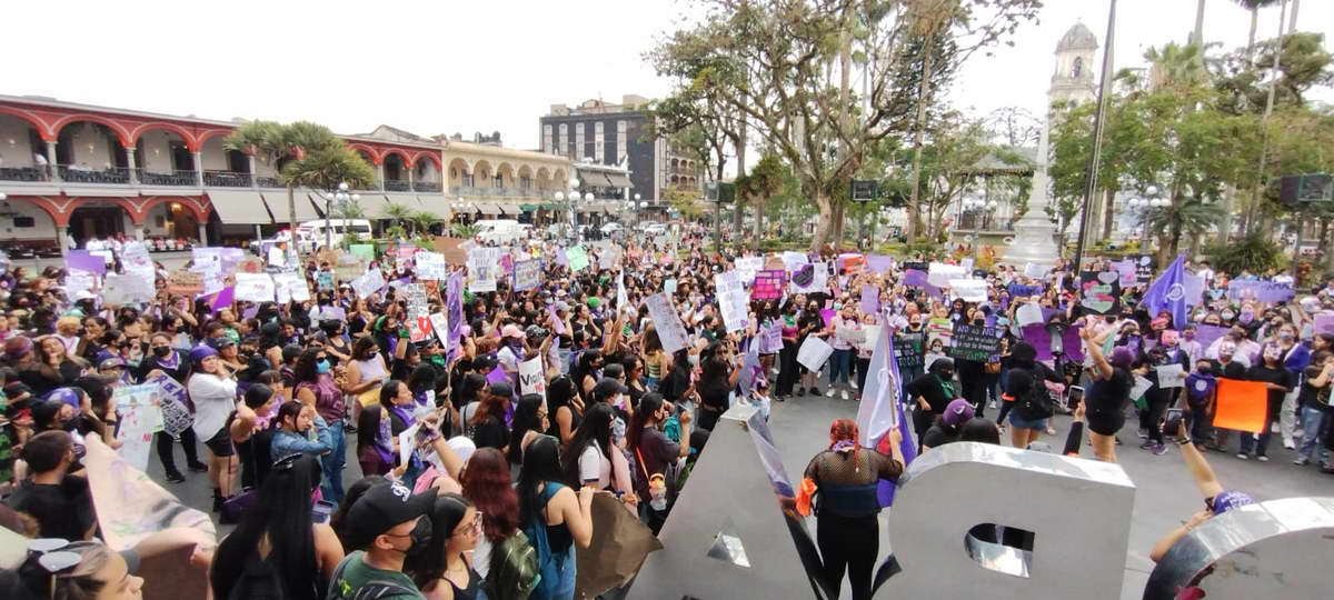 Marchan más de 500 mujeres para protestar contra la violencia