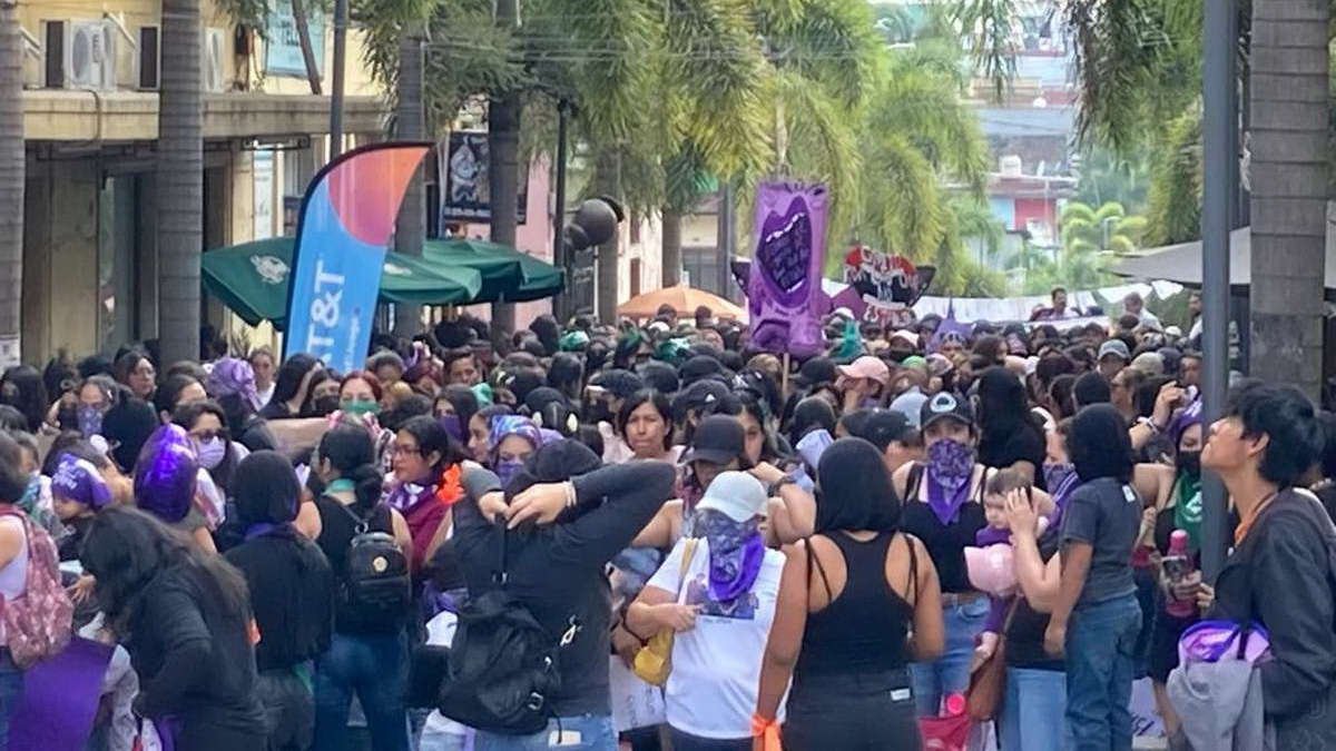 Marchan más de 500 mujeres para protestar contra la violencia