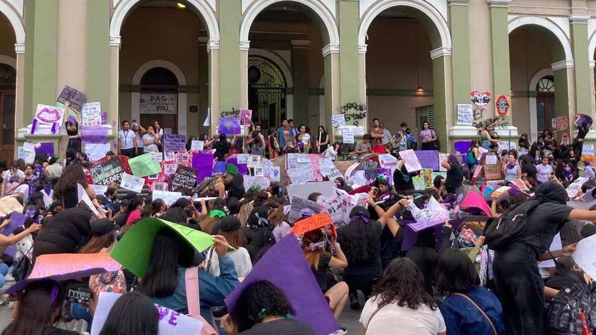 Marchan más de 500 mujeres para protestar contra la violencia