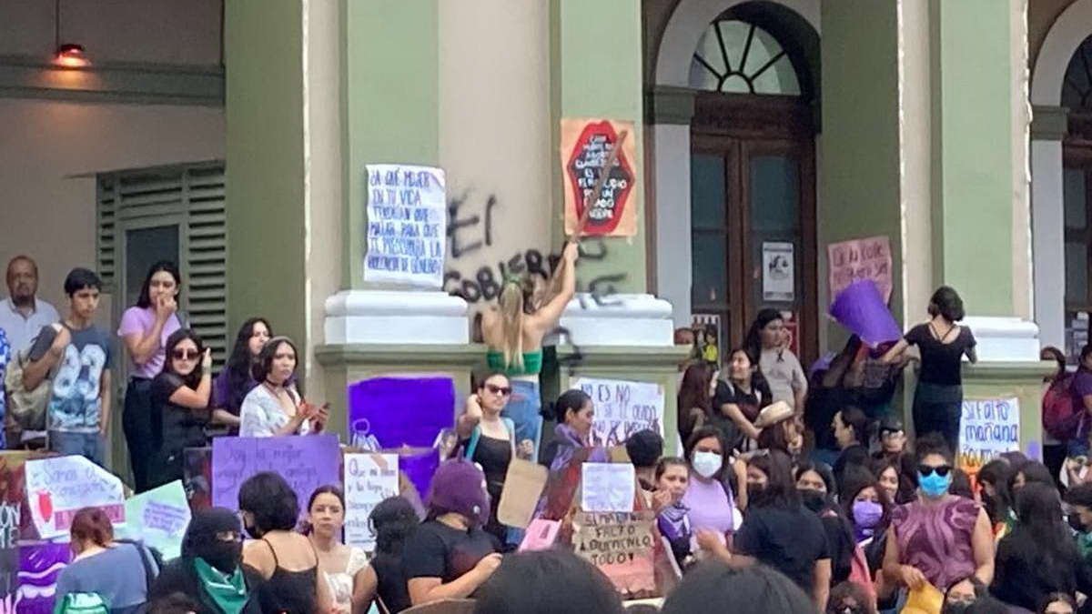 Marchan más de 500 mujeres para protestar contra la violencia