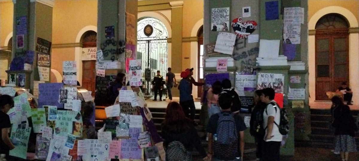Marchan más de 500 mujeres para protestar contra la violencia
