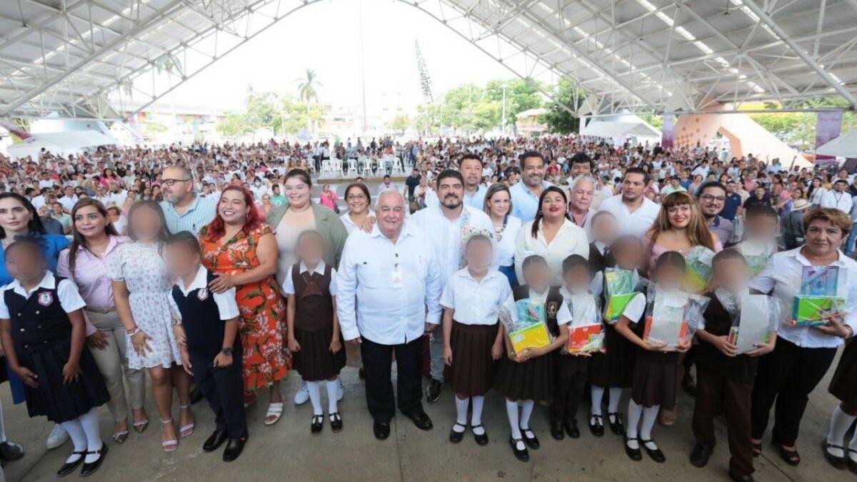 Zenyazen Escobar acude a entrega de 14 mil kits de útiles escolares en Poza Rica
