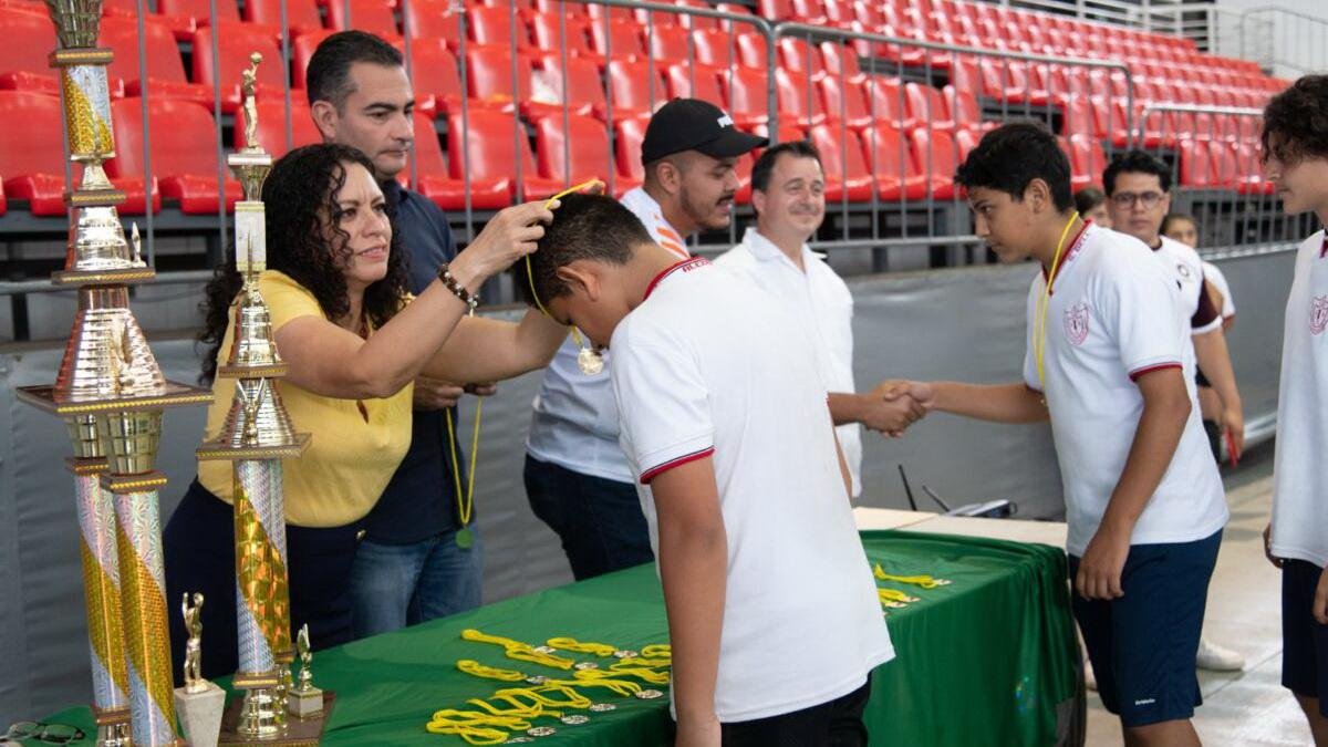 Premian a los campeones del Torneo de Voleibol “Renace el Deporte Escolar” en Córdoba