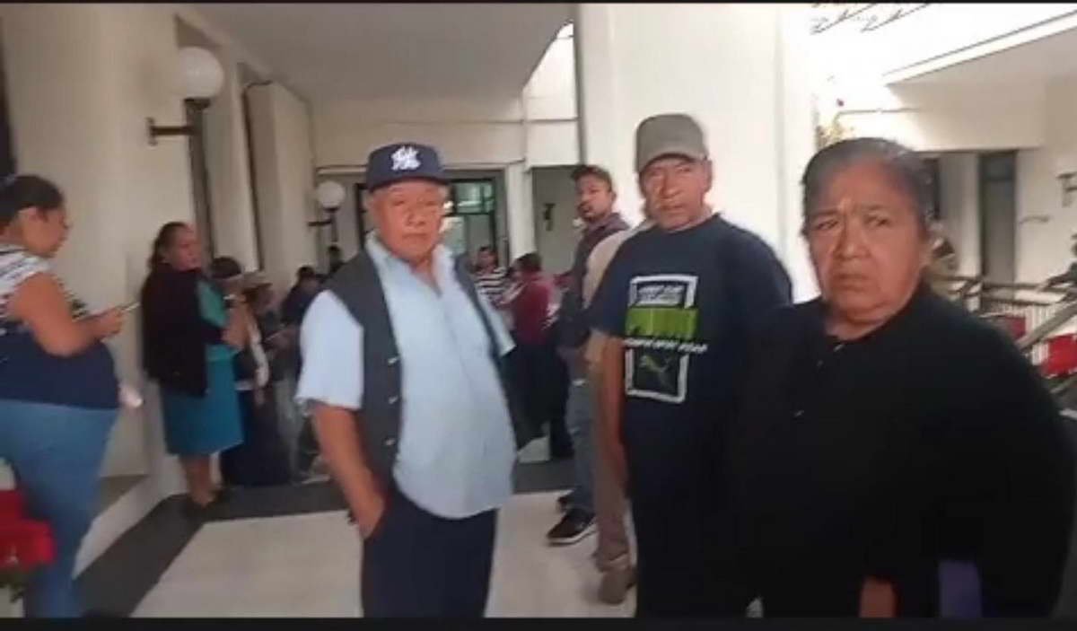 Se manifiestan pobladores en palacio de Ixtaczoquitlán