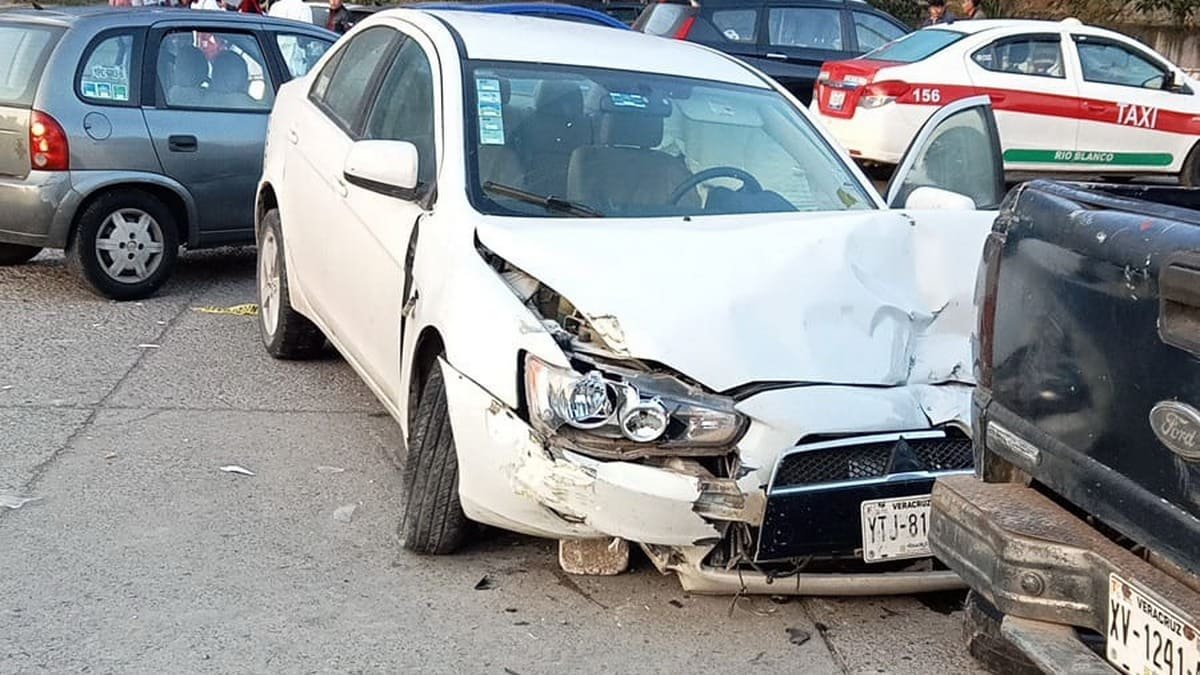 Carambola De 6 Autos En Entronque Del Hospital De Rio Blanco