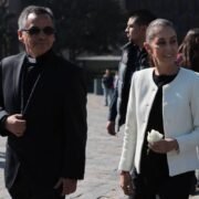 Claudia Sheinbaum Entrega Rosa De Plata Bendecida Por El Papa Francisco A La Basilica De Guadalupe 8
