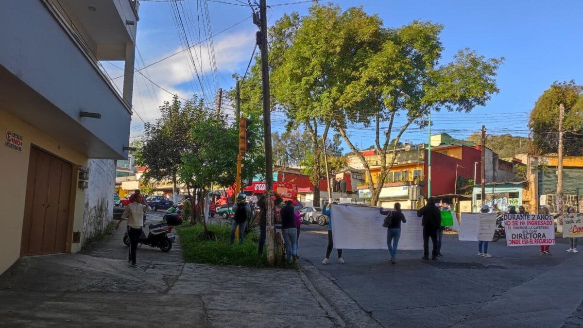 Padres De Familia Bloquean Calles De Xalapa