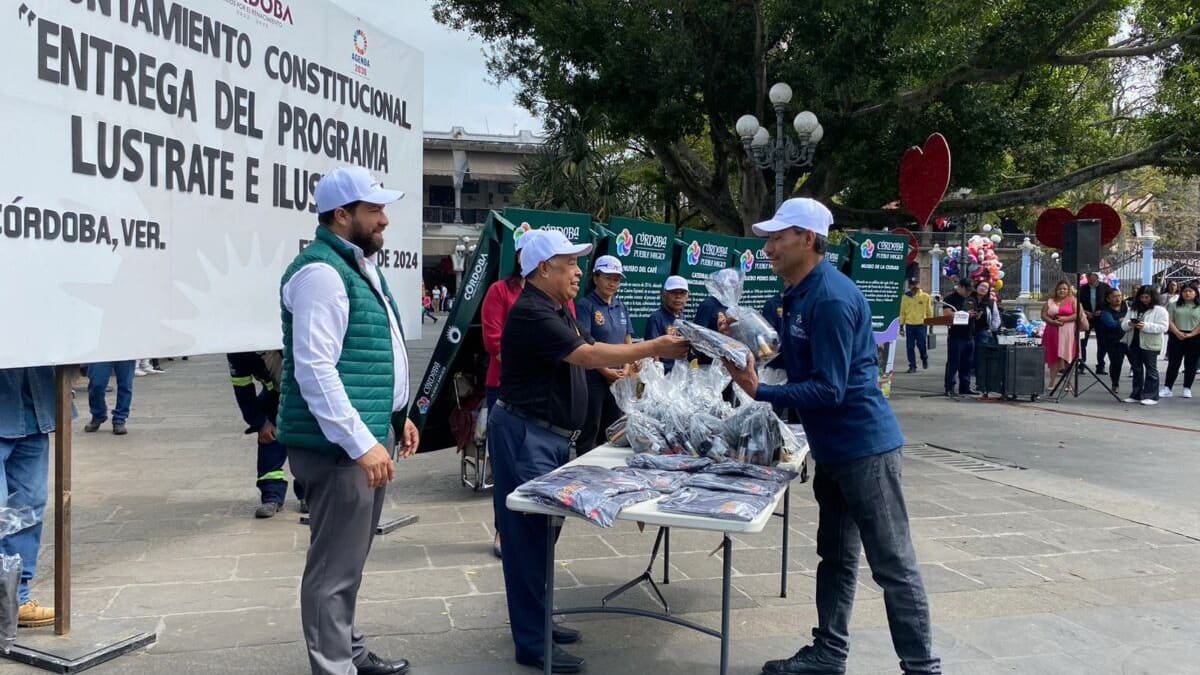 Presidente Municipal Mejora Condiciones Laborales De Aseadores De Calzado