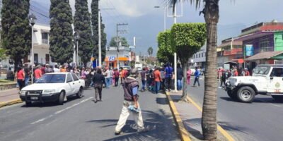 Se Manifiestan Pobladores En Nogales Por Detencion De Lider Natural De La Zona