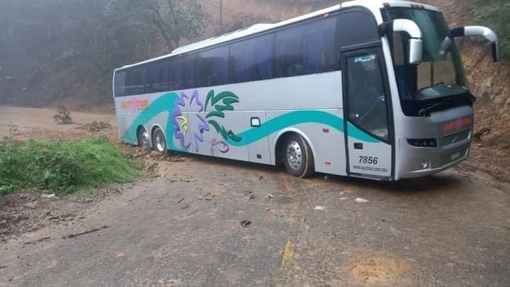 Sufre Percance Autobus Que Transportaba Jornaleros De Zongolica 3