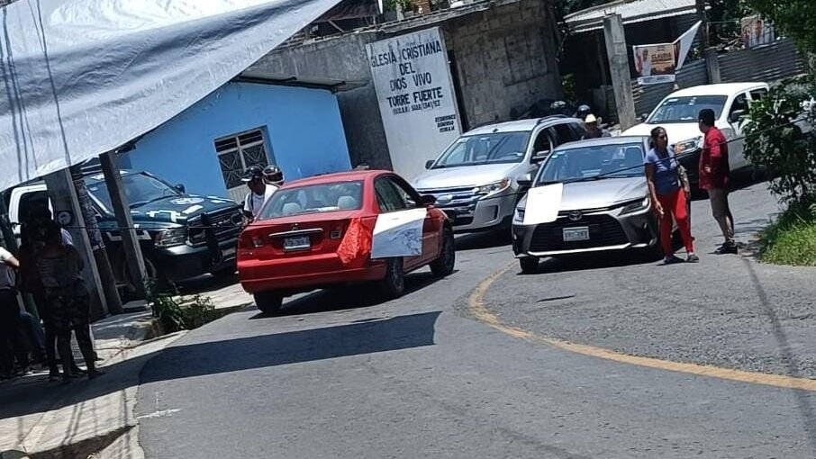 Bloquean carretera Zongolica