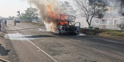 Camioneta incendiada