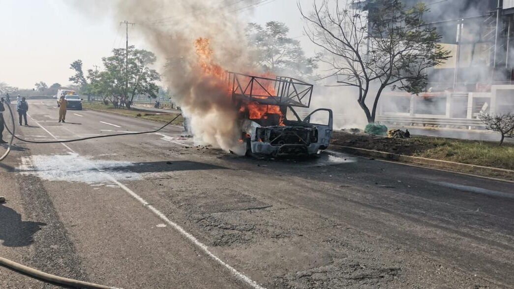 Camioneta incendiada