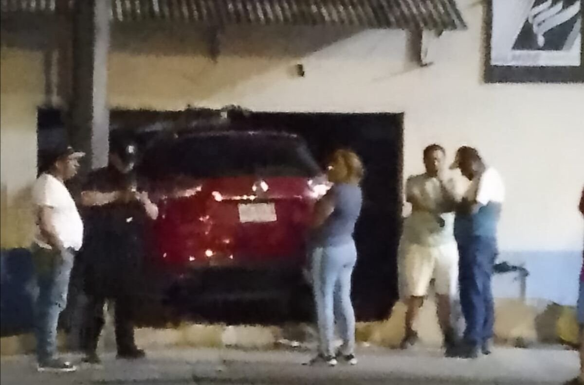 Camioneta se impacta contra una vivienda en San Nicolás.