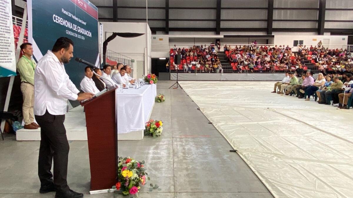 Se gradúan 175 jóvenes del Conalep 338