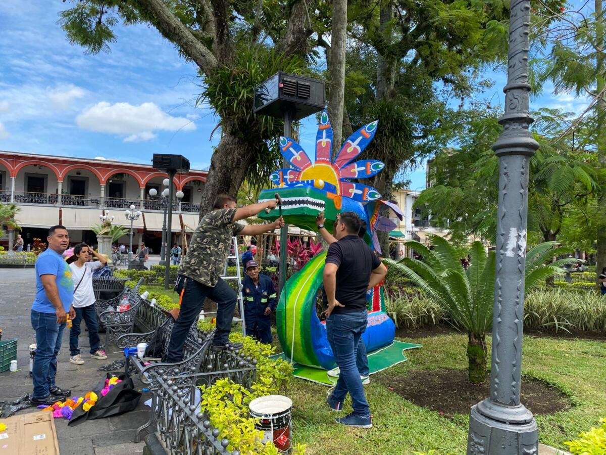 Personal de Parquímetros elabora alebrijes en el 21 de Mayo