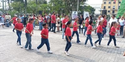 Colorido desfile para conmemorar el 114 aniversario del inicio de la Revolución Mexicana