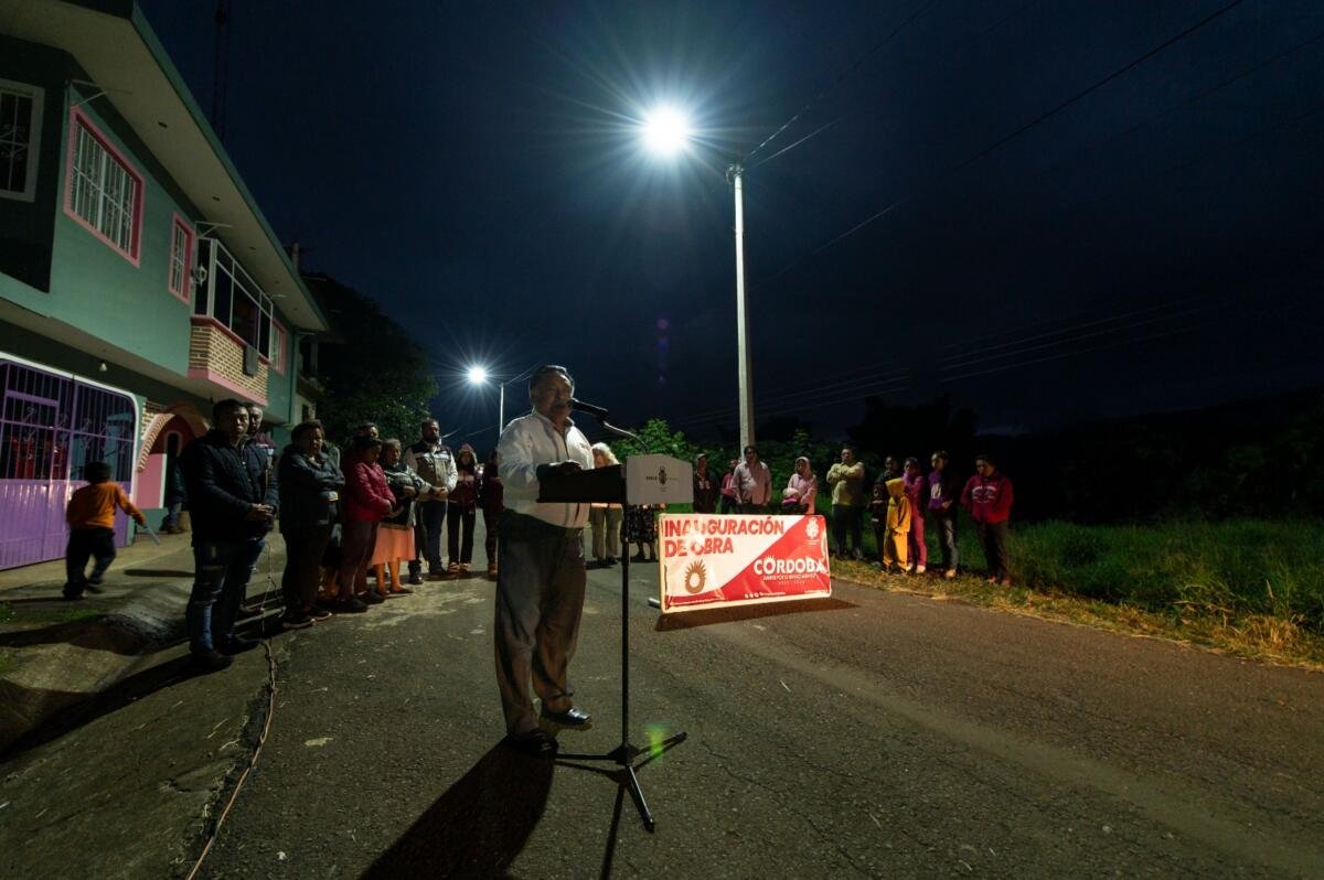Dan luz y mayor seguridad a San José Loma Grande