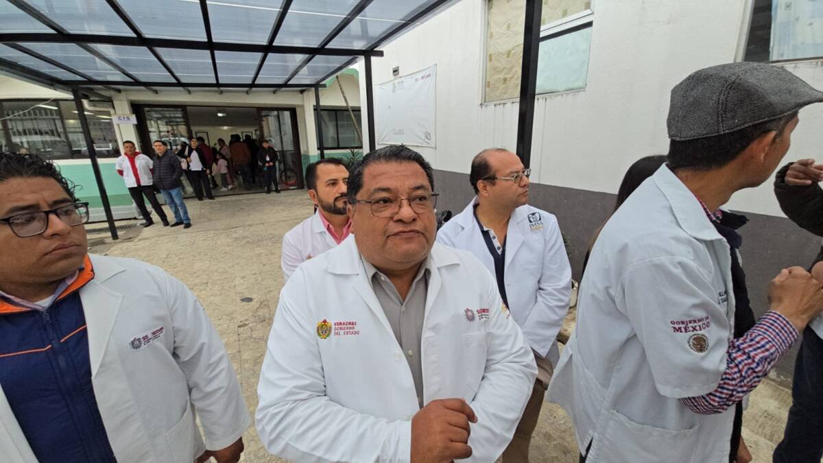 Trabajadores toman Jurisdicción Sanitaria número VII de Orizaba