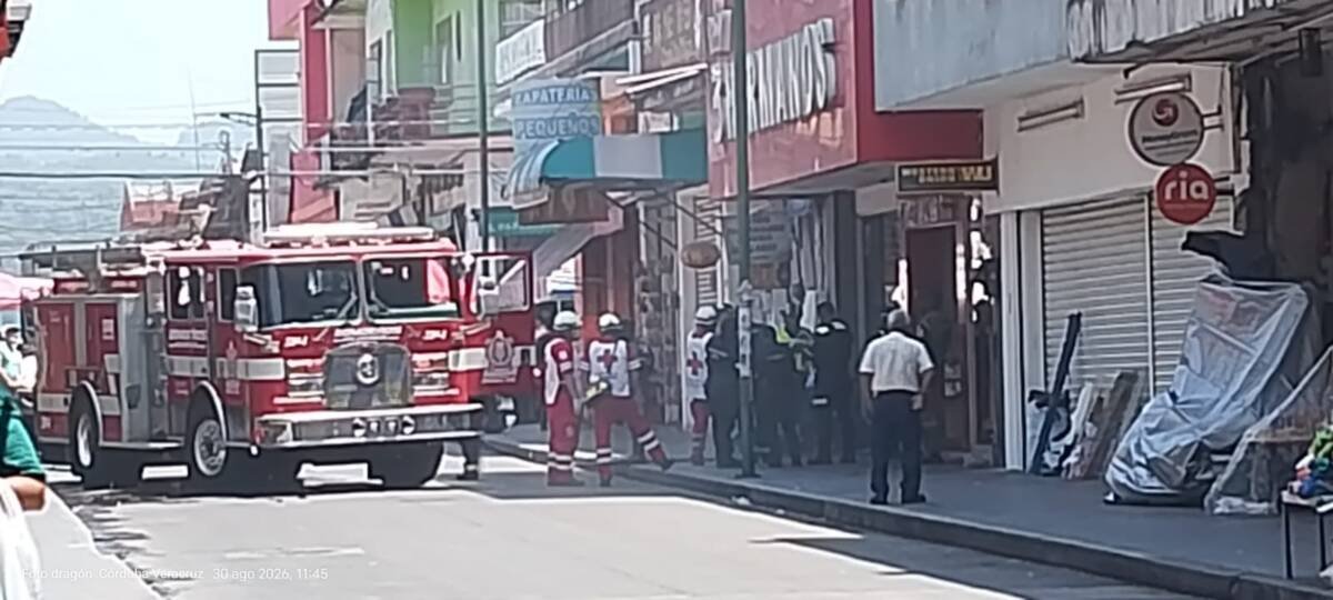 Incendio en edificio de la calle 7; lo sofocan bomberos