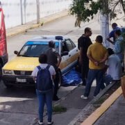 Muere taxista por presunto infarto en calle 15