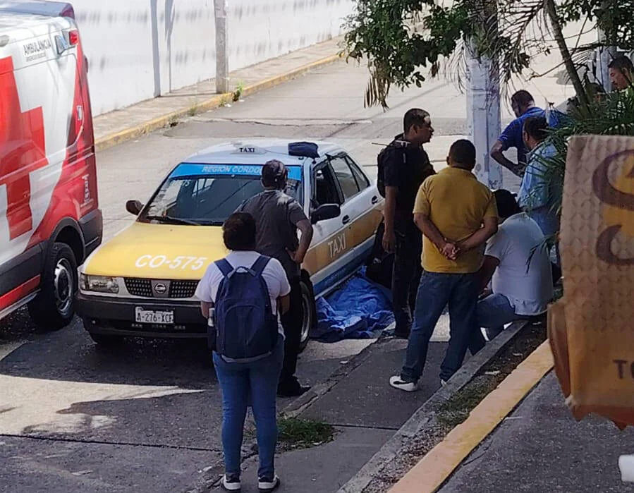 Muere taxista por presunto infarto en calle 15