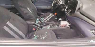 “Cristalazo” a vehículo de estudiantes de Atoyac; les roban laptops