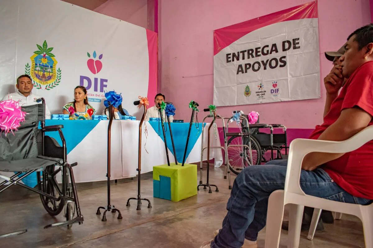 ENTREGAN DIF APOYOS FUNCIONALES