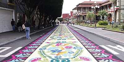 Madero se llena de color con tapetes de aserrín por San Miguel Arcángel