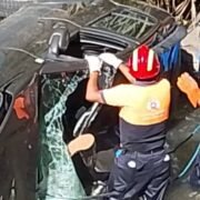 Automóvil cae al río Metlac; muere un hombre prensado