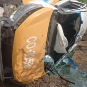 Tren impacta y arrastra taxi en crucero de Amatlán