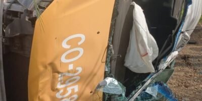 Tren impacta y arrastra taxi en crucero de Amatlán