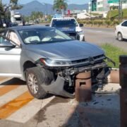 Jetta impacta contra poste en bulevar Tratados de Córdoba