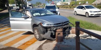 Jetta impacta contra poste en bulevar Tratados de Córdoba
