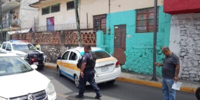 Taxi se estrella contra poste en ex vía del Huatusquito