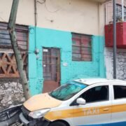 Taxi se estrella contra poste en ex vía del Huatusquito