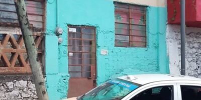 Taxi se estrella contra poste en ex vía del Huatusquito