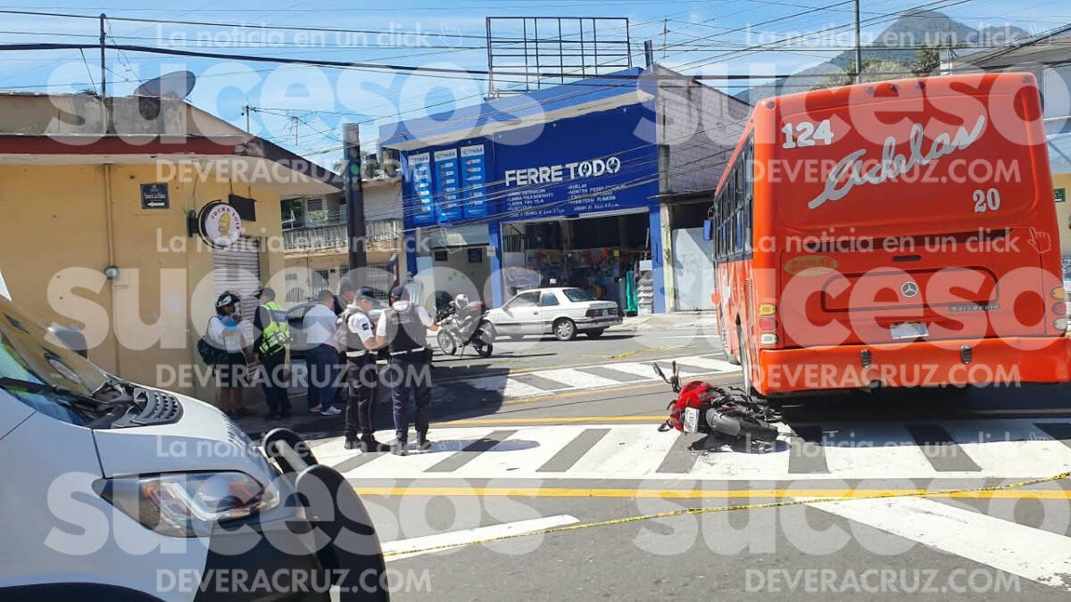 Motociclista resulta lesionado tras choque con autobús en Orizaba