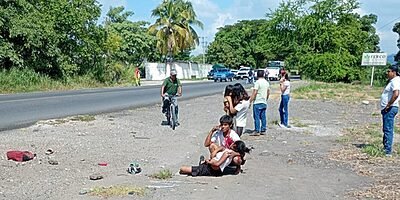Cuatro lesionados tras choque entre motocicleta y tráiler en Cuitláhuac