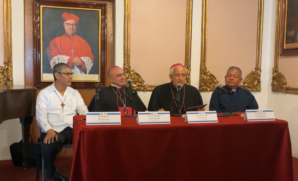 Arquidiócesis de Xalapa, acéfala; Patrón Wong, arzobispo de Puebla