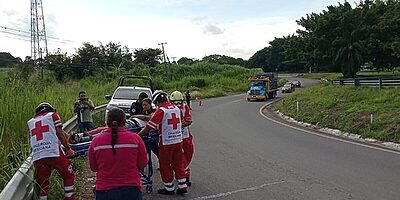 Motociclista se impacta contra barra de contención