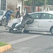 Chocan policías de Atzacan contra automóvil; dos lesionados