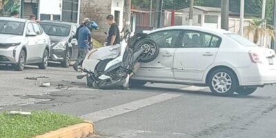 Chocan policías de Atzacan contra automóvil; dos lesionados