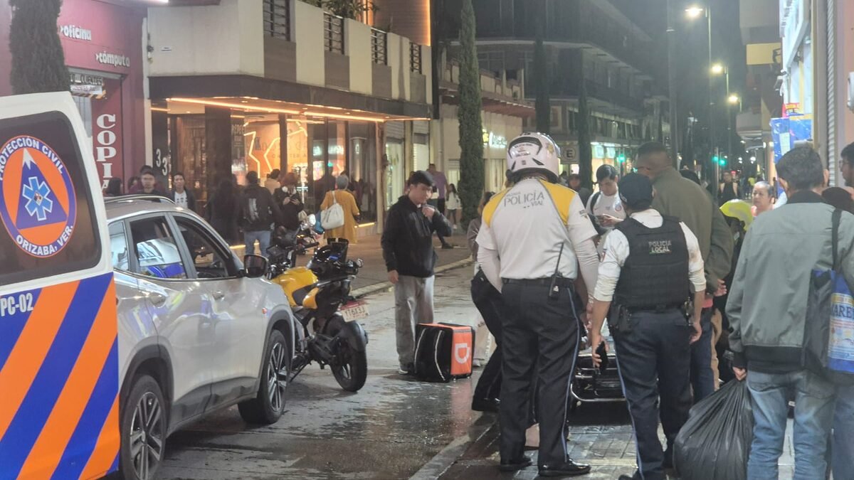 Motociclista repartidor resulta lesionado tras ser impactado por camioneta en Orizaba